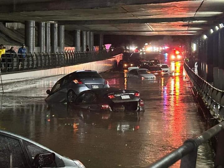 Tromba en Naucalpan causó severos encharcamientos y automóviles atrapados