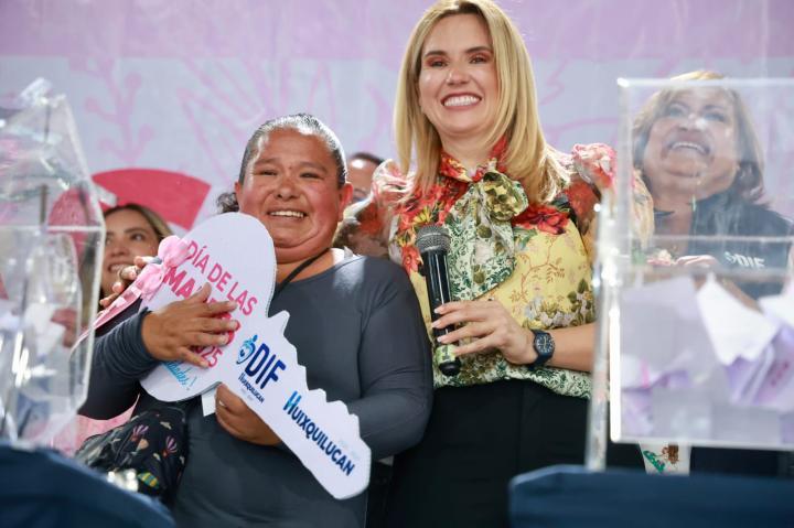 Huixquilucan regala 14 casas para reconocer la labor de las mamás
