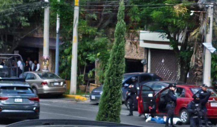 Policías de Naucalpan atendieron reportes sobre una persecución y disparos de arma de fuego en Circuito Economistas, en la Zona Azul de Ciudad Satélite.