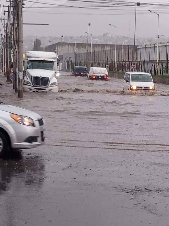 Severas inundaciones en la México Querétaro y la López Portillo