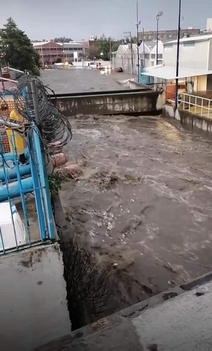 Se reportan severas inundaciones en Naucalpan, los ríos los Remedios y Hondo a un paso de desbordarse