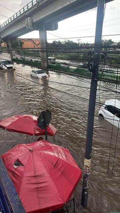 Intransitable la vía López Portillo por las  inundaciones; Atizapán encharcado