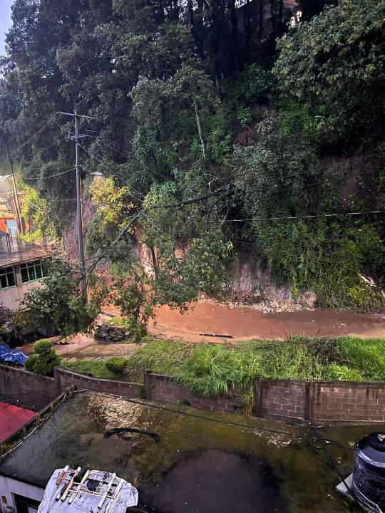 Habitantes de Jilotzingo piden ayuda porque se deslavó el cerro y arrastró casitas